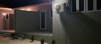 Lovely 1-bedroom island getaway apartment with AC in George Town Exuma
Bahamas