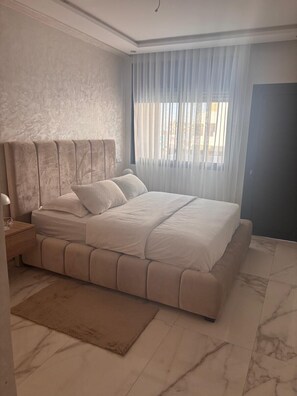 Silitysrauta/-lauta, Wi-Fi, vuodevaatteet