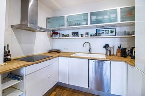 Geladeira, micro-ondas, fogão, cooktop