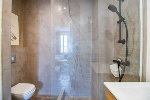 Shower, hair dryer, towels, soap - Greneta - 1 Bedroom Apartment - Centre de Paris (Paris)