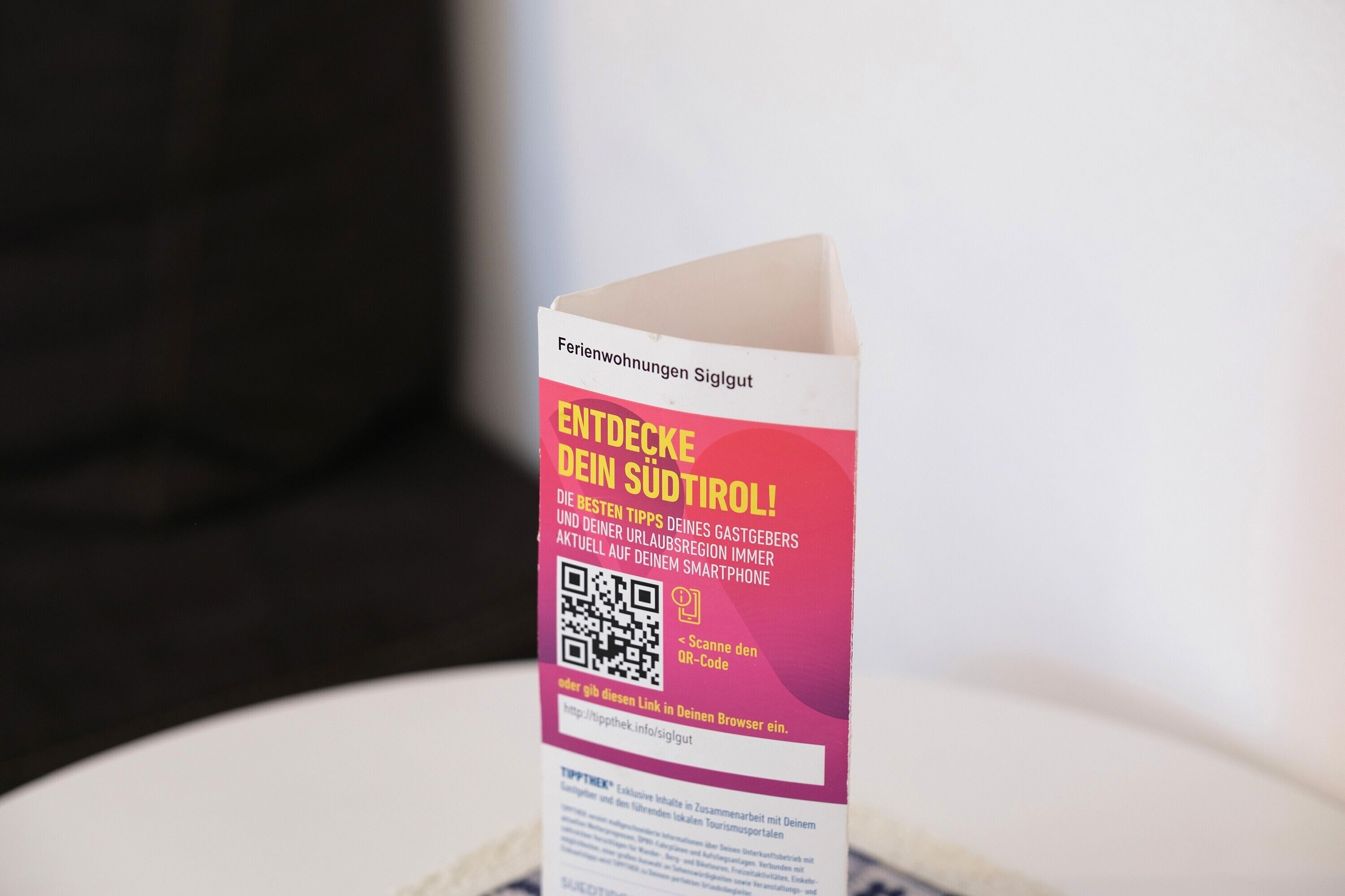 Une brochure contenant un code QR et un texte en allemand.