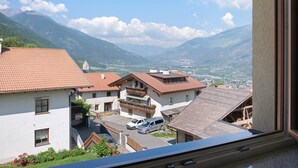 A residential area with houses, a clear sky, and mountains in the background. - Apartment 'Siglgut Laura' with Mountain View, Shared Terrace and Wi-Fi (Tarsch)
