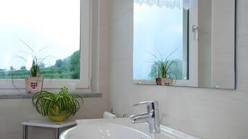 Douche, sĂšche-cheveux, serviettes fournies