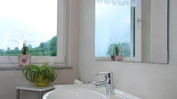 Suihku, hiustenkuivaaja, pyyhkeet