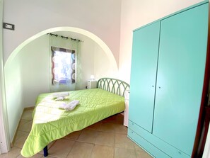 Iron/ironing board, WiFi, bed sheets - San Teodoro Monti 22 – 20 minutes’ walk to the beach, private terrace & air conditioning (San Teodoro)