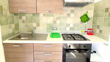 Jääkaappi, uuni, liesi, kahvin-/teenkeitin