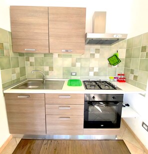 Fridge, oven, stovetop, coffee/tea maker - San Teodoro Monti 22 – 20 minutes’ walk to the beach, private terrace & air conditioning (San Teodoro)