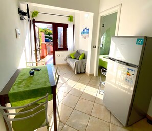 Interior - San Teodoro Monti 22 – 20 minutes’ walk to the beach, private terrace & air conditioning (San Teodoro)