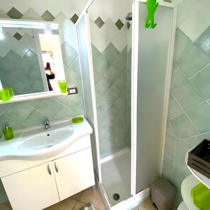 Shower, hair dryer, towels - San Teodoro Monti 22 – 20 minutes’ walk to the beach, private terrace & air conditioning (San Teodoro)