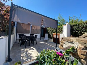 Outdoor dining - San Teodoro Monti 22 – 20 minutes’ walk to the beach, private terrace & air conditioning (San Teodoro)