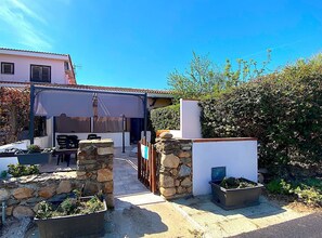Outdoor dining - San Teodoro Monti 22 – 20 minutes’ walk to the beach, private terrace & air conditioning (San Teodoro)