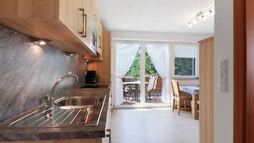 Coffee/tea maker, fridge, microwave, stovetop