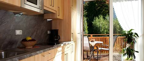 Frigorifero, microonde, piano cottura, lavastoviglie