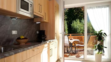 Jääkaappi, mikroaaltouuni, liesi, astianpesukone