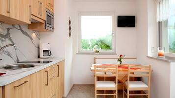 Een koelkast, een microgolfoven, een kookplaat, een vaatwasser