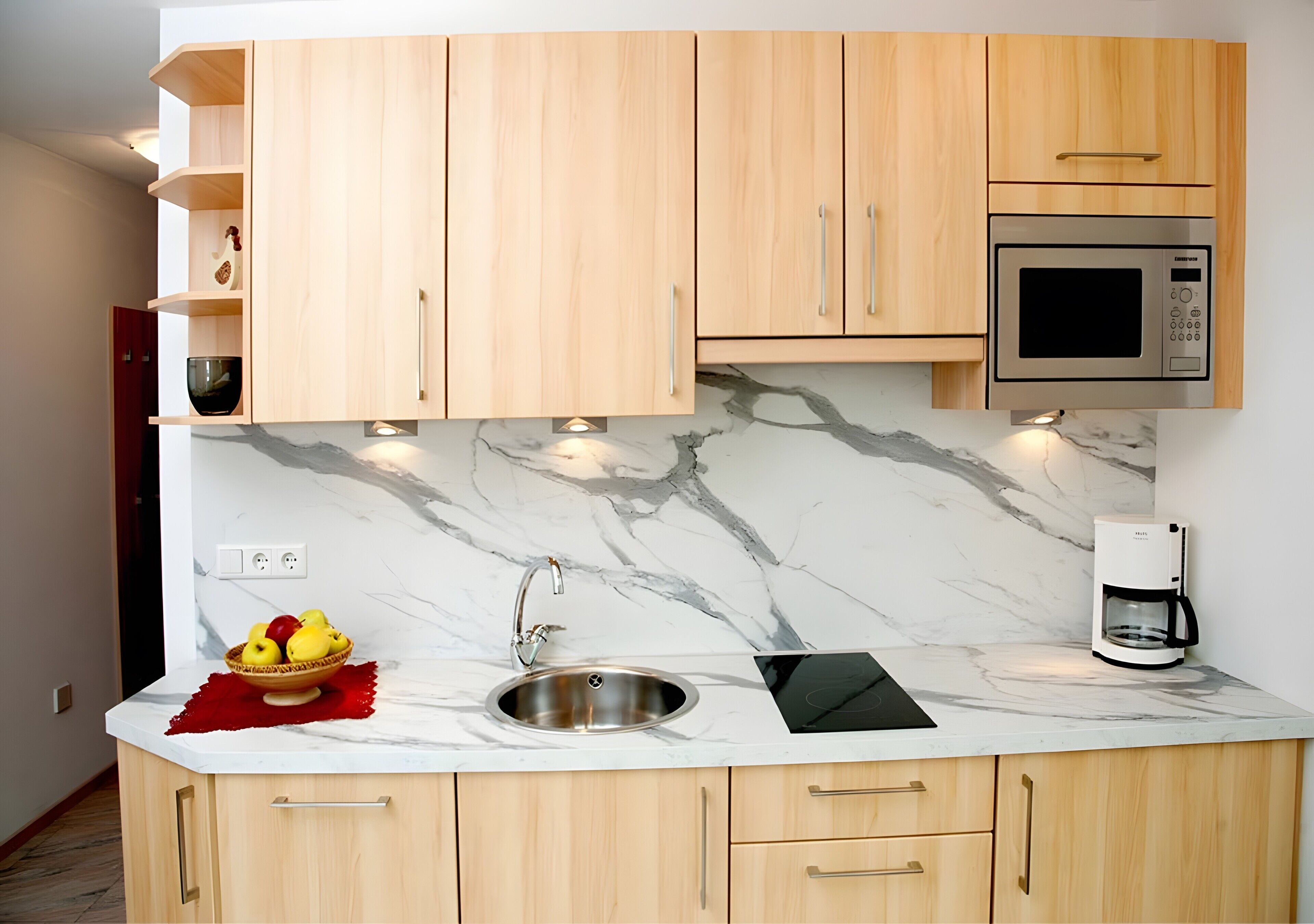 Jääkaappi, mikroaaltouuni, liesi, astianpesukone