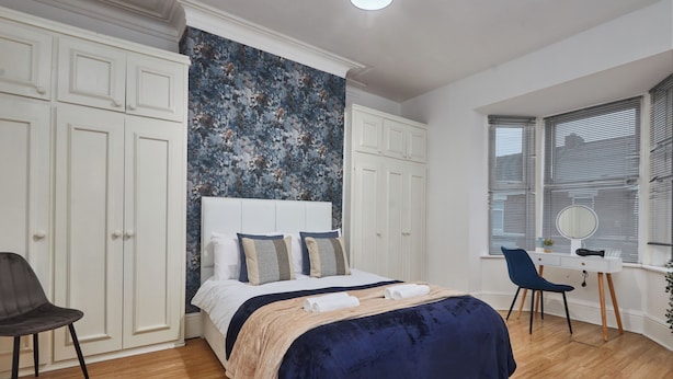 A bedroom with a bed, a desk, and a chair. - Ladykirk Road (Newcastle-upon-Tyne)