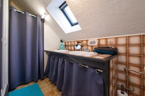 Een douche, handdoeken