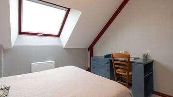 Iron/ironing board, WiFi, bed sheets