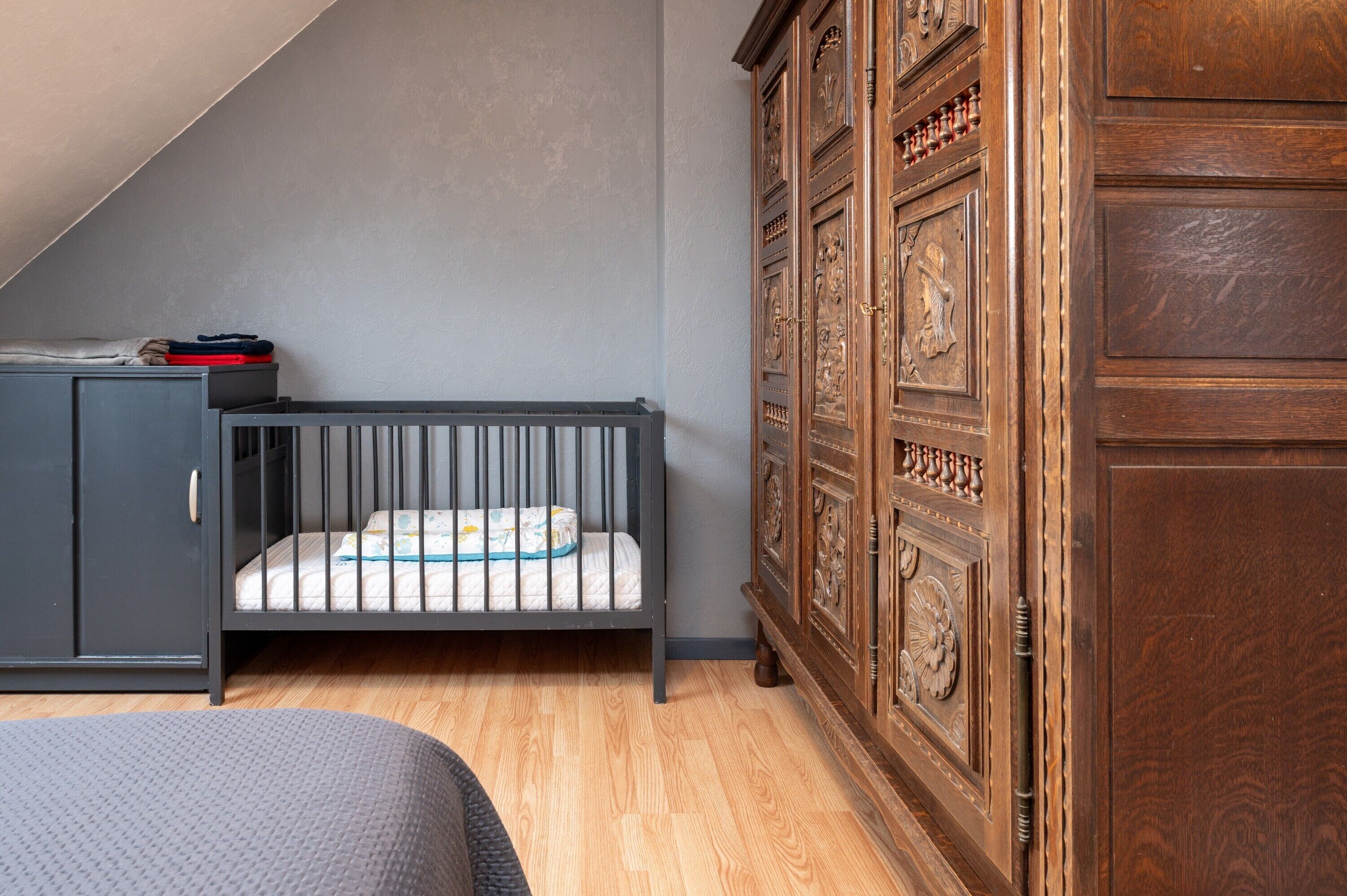 Tabla de planchar con plancha, wifi y ropa de cama 