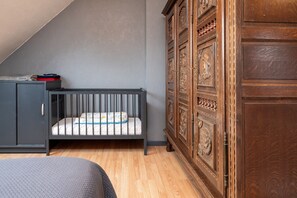 2 habitaciones, tabla de planchar con plancha, wifi y ropa de cama 