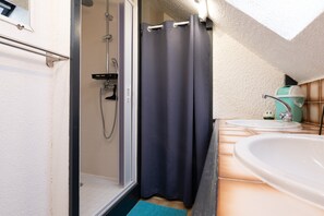 Douche, serviettes fournies