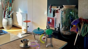 A kitchen with a coffee machine, a jar of plants, and a sign that says "Think different." - Apartment Anglet Chiberta, beaches, surf, golf, parking, air conditioning (Anglet)