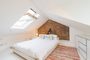 Desk, iron/ironing board, WiFi - Lenham House Whitstable, Kent (Whitstable)