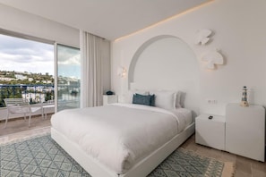 Habitación Deluxe doble, balcón, vistas a la colina | Escritorio y espacio para trabajar con un portátil
