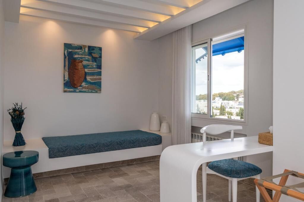Een moderne kamer met een bank, een tafel en een raam met uitzicht.