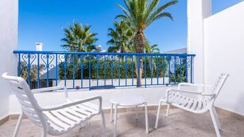 Chambre Double Confort, balcon, vue colline | Bureau, espace de travail pour ordinateur portable