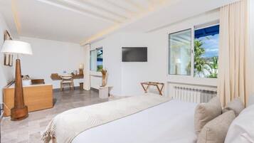 Chambre Quadruple Confort, vue colline | Bureau, espace de travail pour ordinateur portable