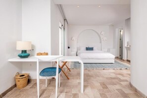Habitación Deluxe doble, balcón, vistas a la colina | Escritorio y espacio para trabajar con un portátil