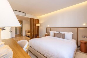 Quarto casal conforto, sacada, vista para a colina | Escrivaninha, espaço de trabalho para notebook