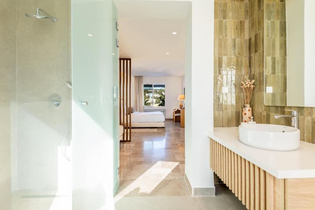 Comfort Double Room, Balcony, Hill View | Bilik Mandi | Pancuran mandi, pengering rambut, jubah mandi, tuala disediakan 