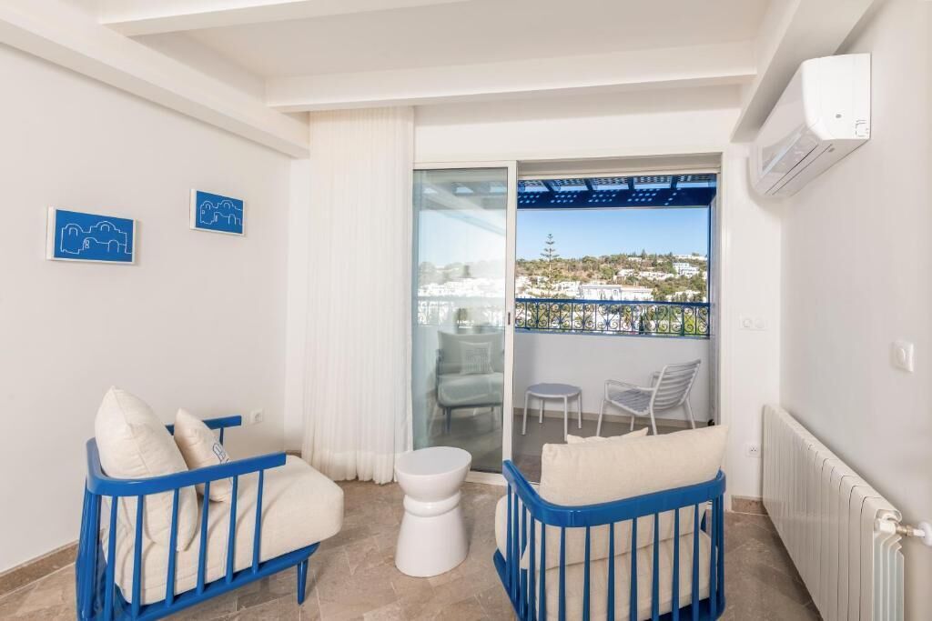 Habitación doble Deluxe, balcón, vista parcial al océano | Escritorio y espacio para trabajar con laptop 