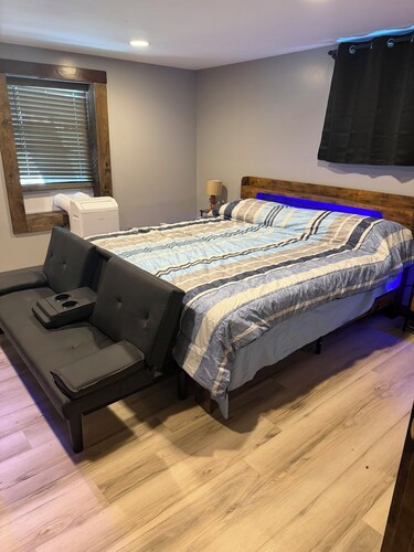 Boonville House on the Hill. 2-bedroom fully furnished apartment Boonville