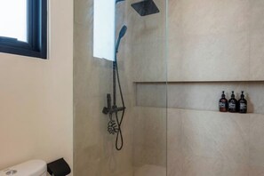 Shower, hair dryer, bidet, towels - Casa Riva by GORO (Bali)