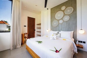 Ein modernes Hotelzimmer mit einem großen Bett, einem Holz-Kopfteil und Blick ins Freie.