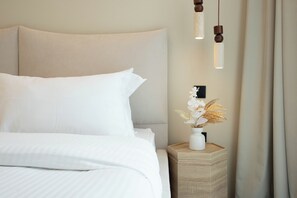 Apartamento Deluxe, balcón, vistas a la piscina | Ropa de cama de alta calidad, colchones viscoelásticos, caja fuerte