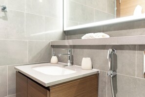 Appartamento Deluxe, balcone, vista piscina | Bagno | Doccia, soffione a pioggia, set di cortesia gratuito, asciugacapelli