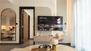 Apartamento luxo, sacada, vista para a piscina | Área de estar | Smart TV 65 polegadas com canais digitais, Netflix