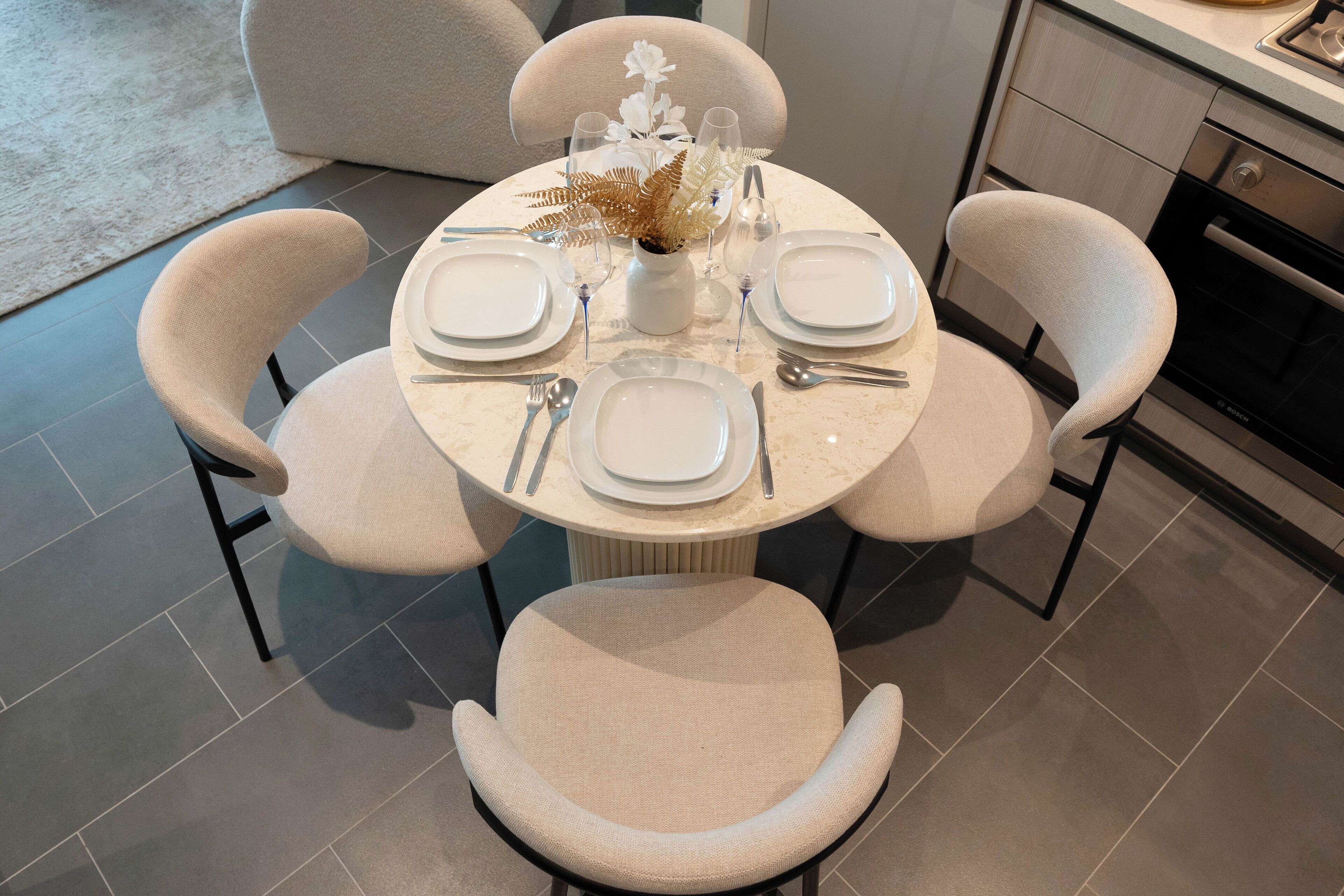 Apartamento Deluxe, balcón, vistas a la piscina | Servicio de comidas en la habitación