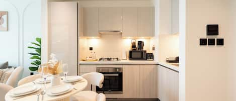 豪華公寓, 露台, 泳池景 | 私人廚房 | 雪櫃、微波爐、焗爐、爐具