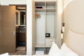 Departamento Deluxe, balcón, vista a la alberca | Ropa de cama de alta calidad y camas con efecto memoria 