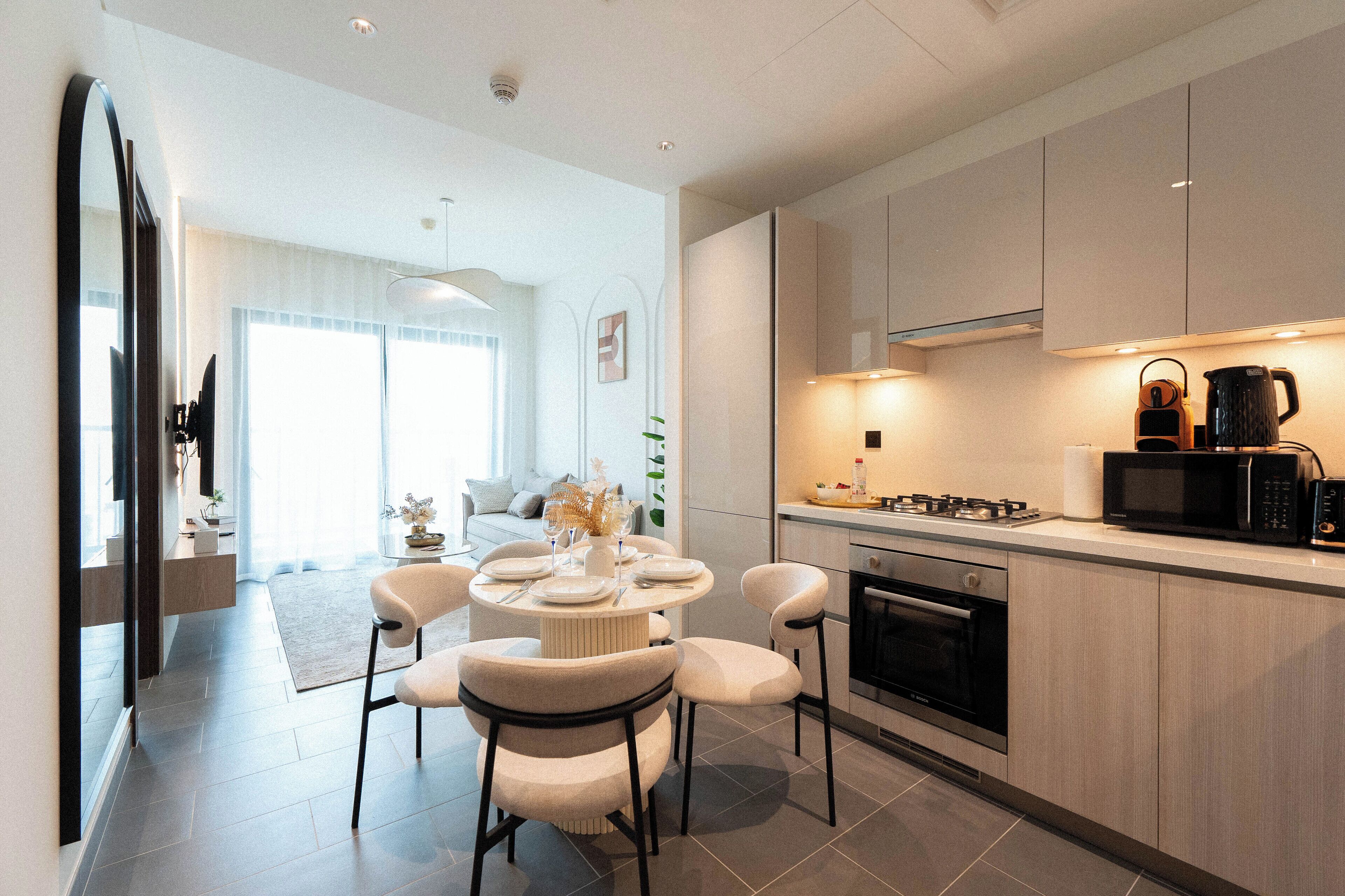 Apartamento luxo, sacada, vista para a piscina | Cozinha privada | Geladeira, micro-ondas, fogão, cooktop