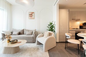Apartamento Deluxe, balcón, vistas a la piscina | Ropa de cama de alta calidad, colchones viscoelásticos, caja fuerte