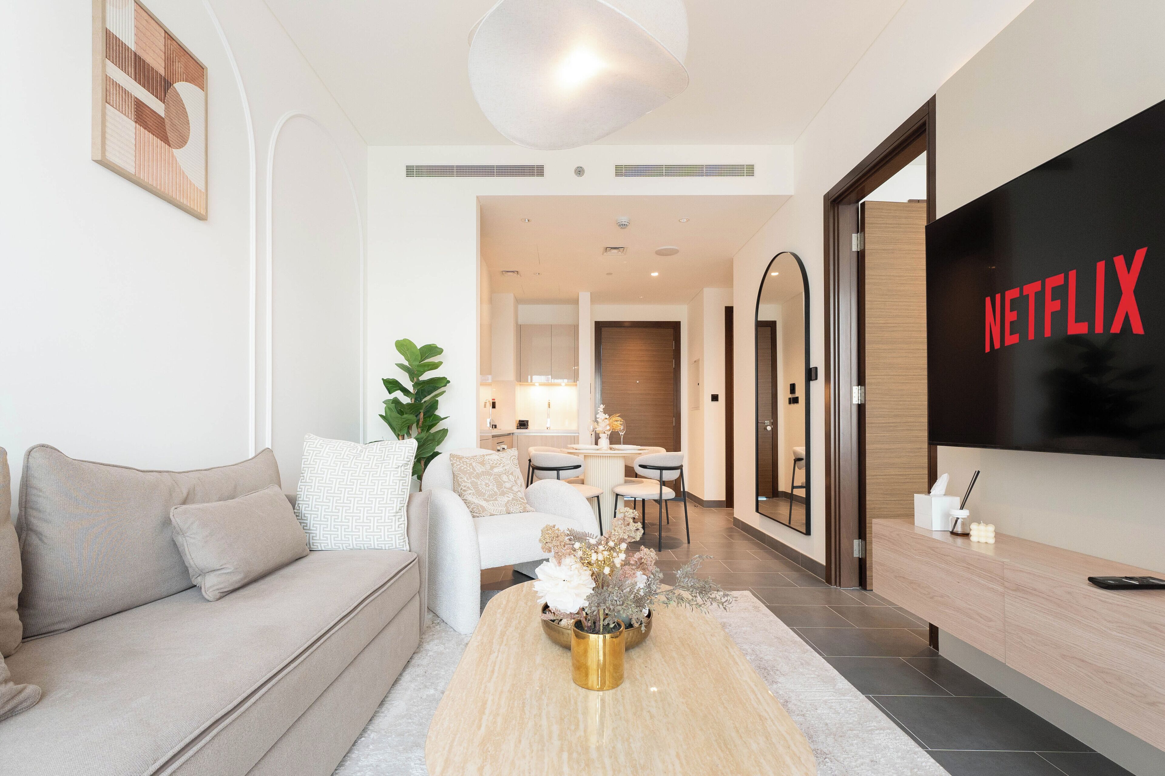 Apartamento luxo, sacada, vista para a piscina | Área de estar | Smart TV 65 polegadas com canais digitais, Netflix