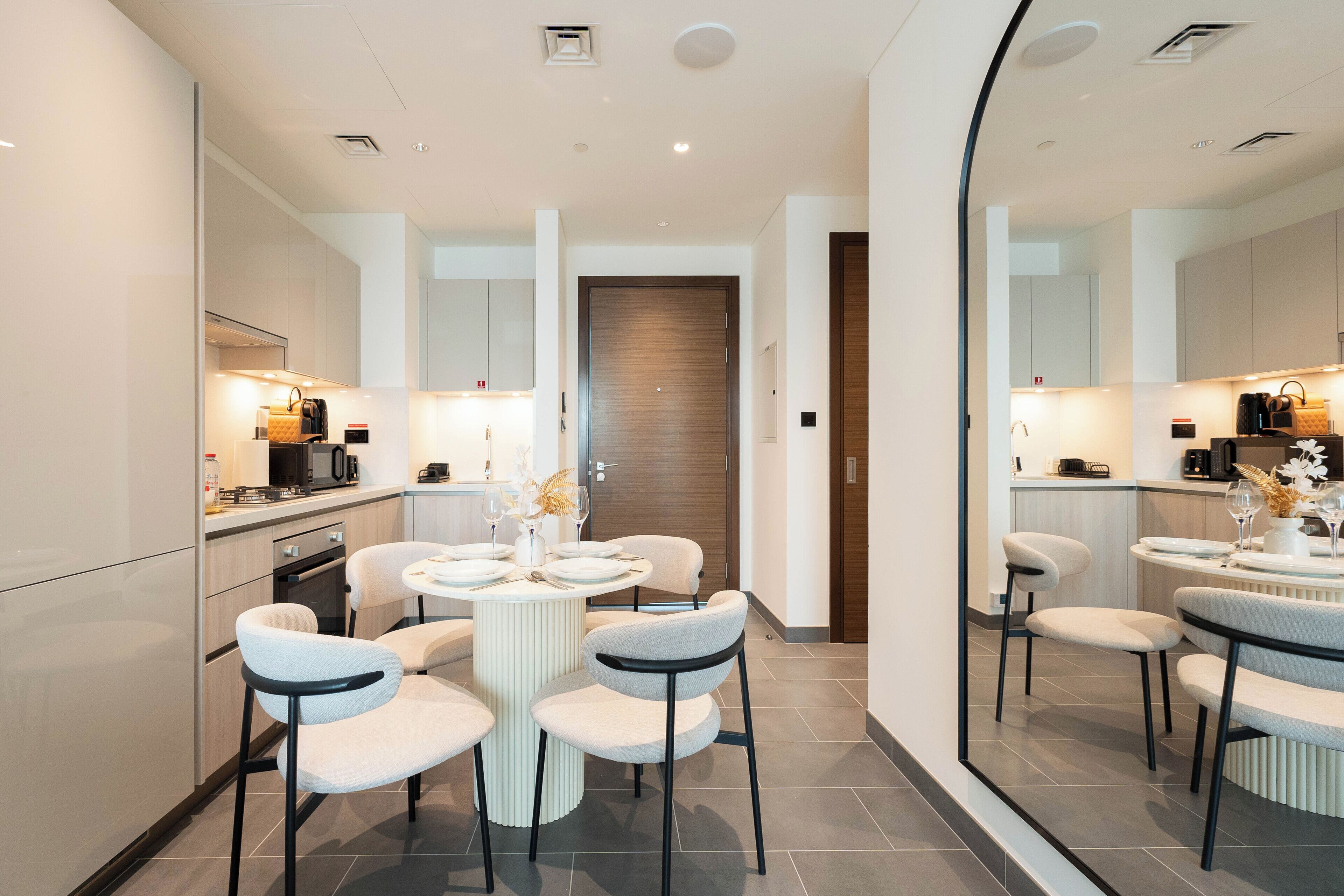 Deluxe appartement, balkon, uitzicht op zwembad | Dineren op de kamer