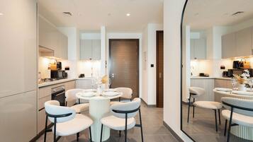 Deluxe appartement, balkon, uitzicht op zwembad | Dineren op de kamer